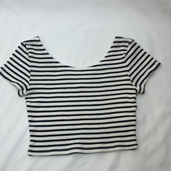 H&M Divided black and white stripes shortsleeved cropped top woman’s size small - Picture 1 of 4